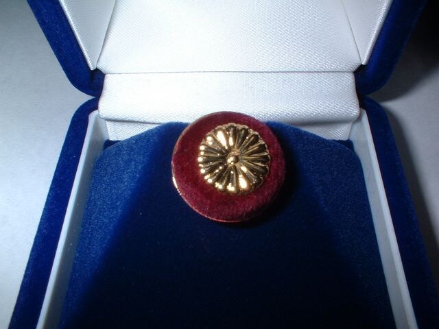 靖国入手 エンジ台座菊の御紋バッチ国会議員ファン必見 月 新品 中古のオークション モバオク 靖国入手 エンジ台座菊の御紋バッチ国会議員ファン必見 月 新品 中古のオークション モバオク
